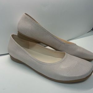 BCBG Paris Flat Shoe Size 8 1/2 B Cream/ivory/beige color